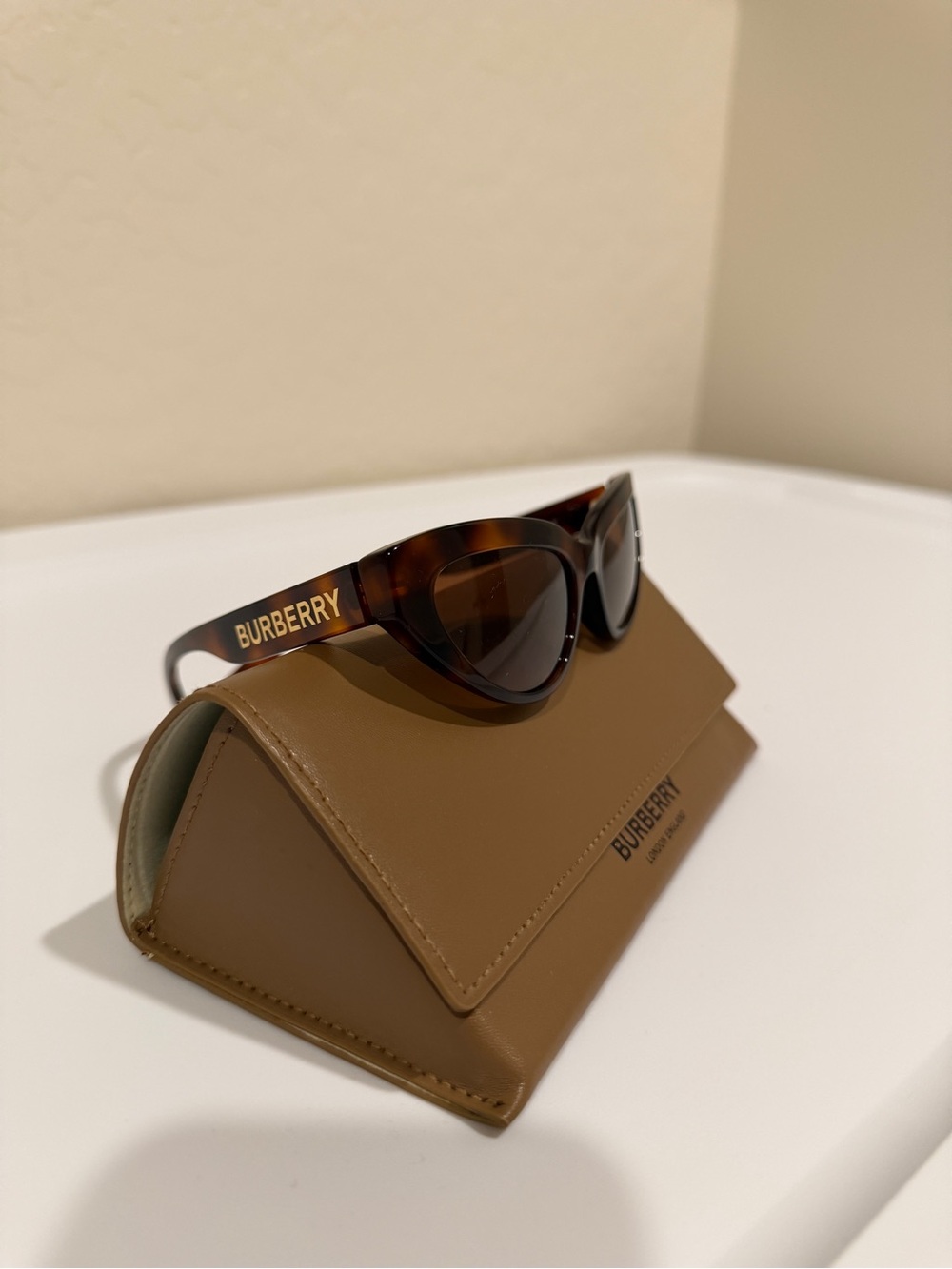 Burberry Brown Tortoiseshell Logo Cat-Eye Sunglasses